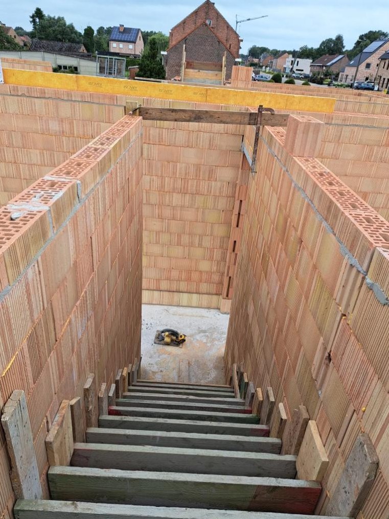 Bekisting van een keldertrap tussen snelbouwmuren in een ruwbouw