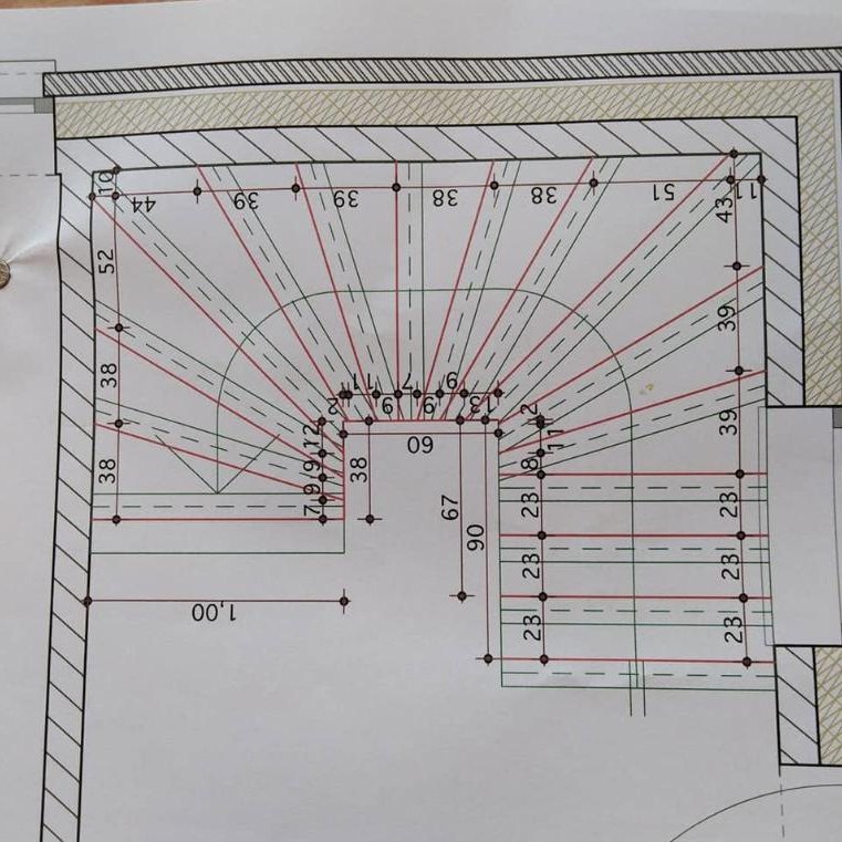 Uitslag van een kwartdraaiende trap met de maat van elke trede in centimeter